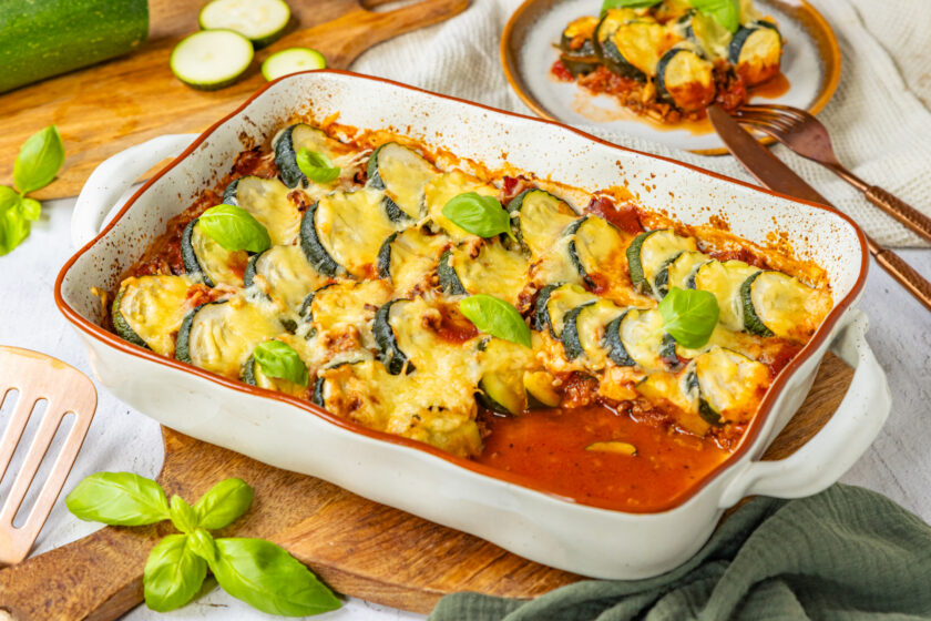 Zucchini-Auflauf mit Hackfleisch und Käse überbacken