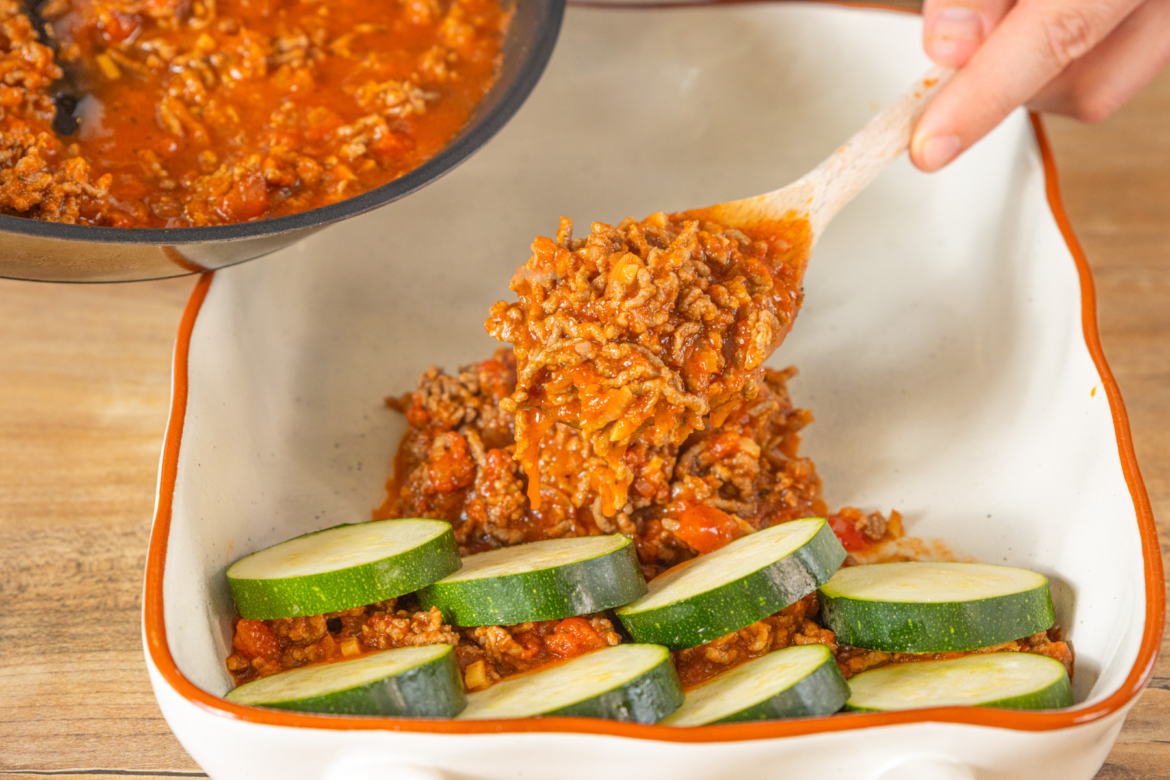 Zucchini-Auflauf mit Hackfleisch und Käse überbacken