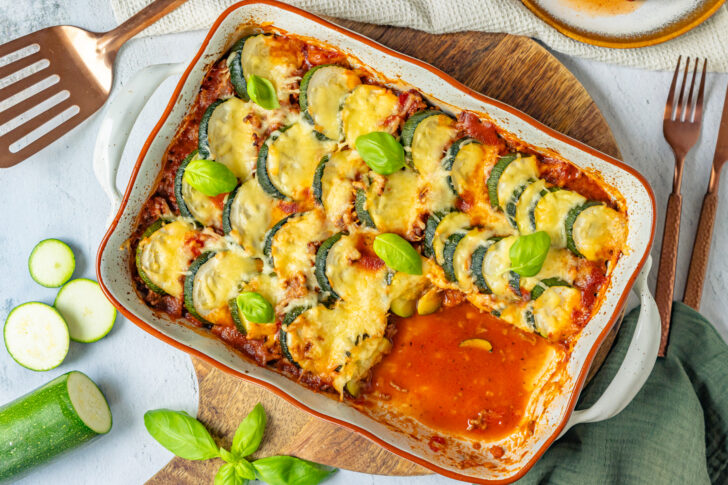 Zucchini-Auflauf mit Hackfleisch und Käse überbacken serviert
