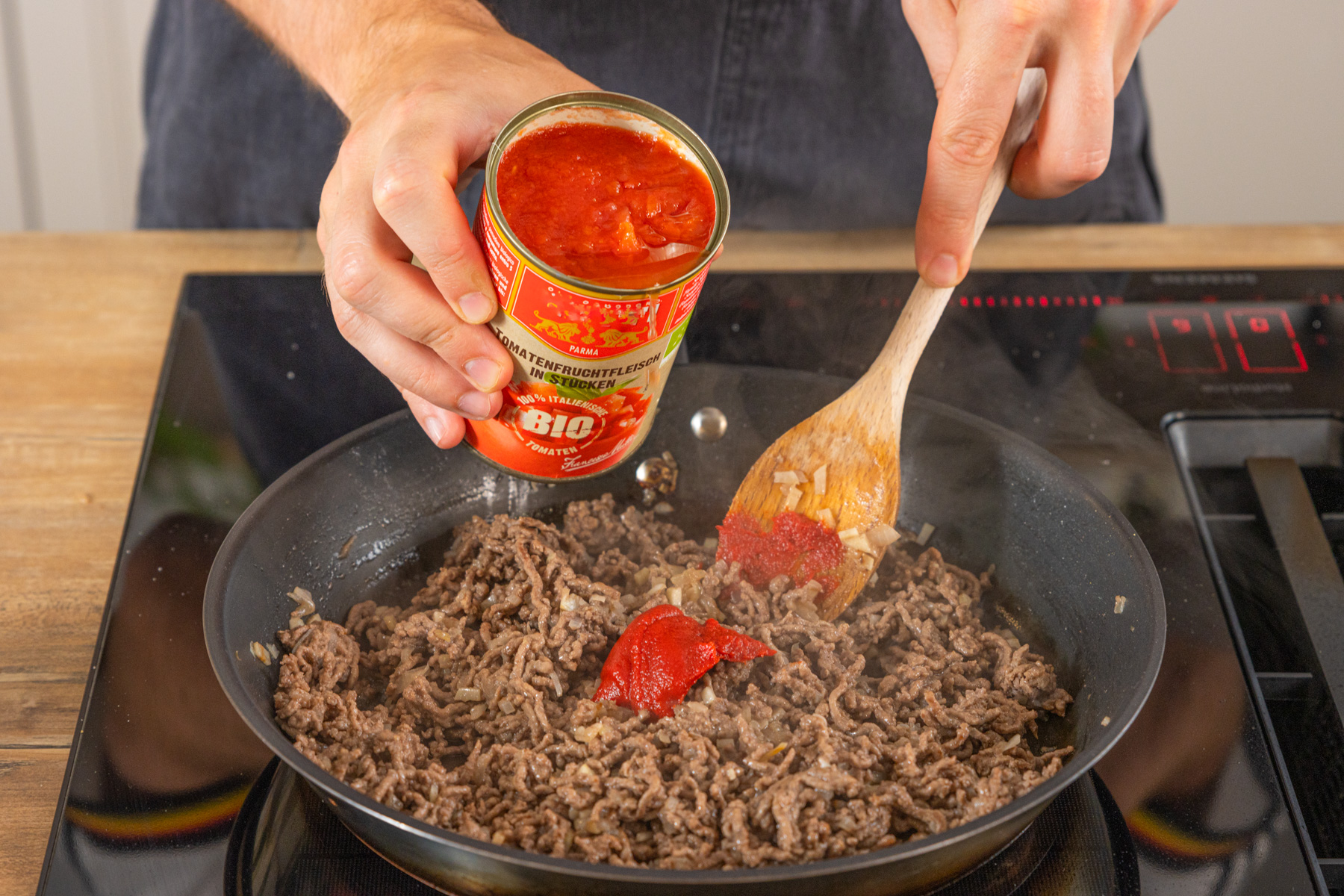 Zucchini-Auflauf mit Hackfleisch und Käse überbacken Zucchini-Auflauf mit Hackfleisch und Käse überbacken