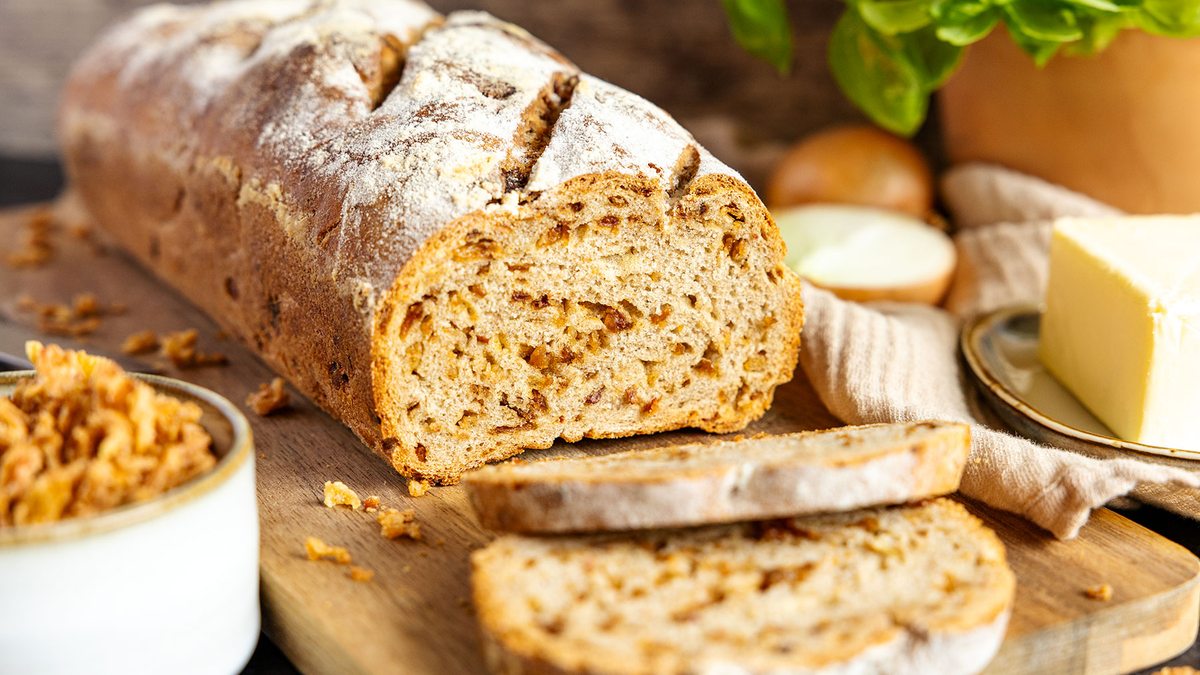 Zwiebelbrot mit Röstzwiebeln | Rezept