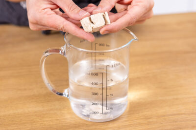 Hefe zum Wasser geben