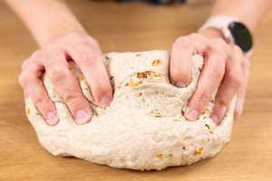 Röstzwiebeln unter den Teig kneten