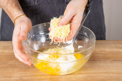 Käse-Ei-Masse zubereiten