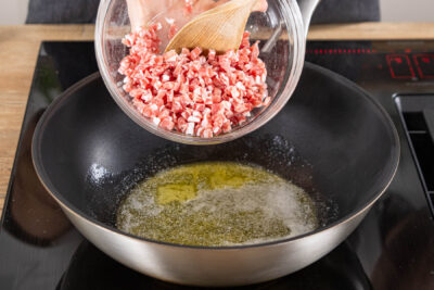 Schinkenwürfel in Butter anbraten