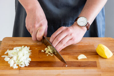 Zwiebel, Knoblauch und Kartoffeln grob würfeln