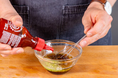 Sriracha mit übrigen Zutaten fürs Dressing vermengen