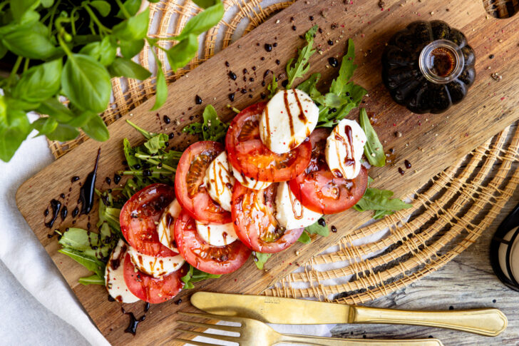 Balsamico Creme selber machen und mit Caprese anrichten