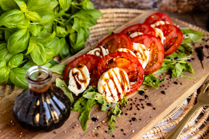 Balsamico Creme selber machen mit Caprese-Salat