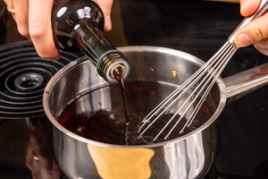 Balsamico in den Topf geben