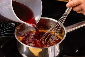 Traubensaft zum Karamell in Topf geben