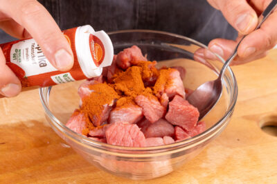 Fleisch mit Paprikapulver würzen