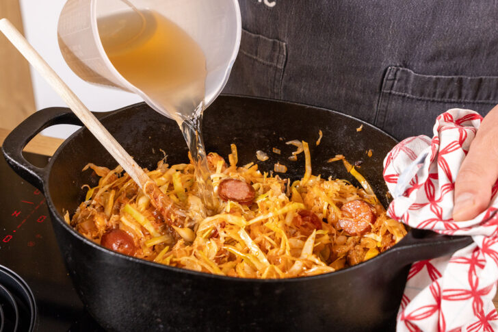Gemüsebrühe zum Bigos gießen