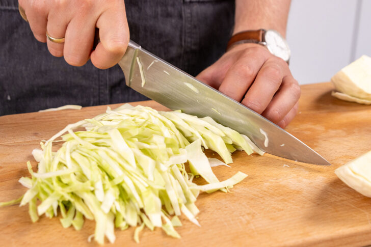 Kohl für den Bigos schneiden
