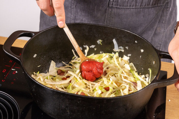 Tomatenmark dazugeben