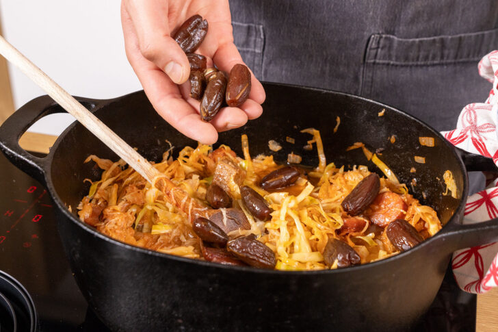 Trockenpflaumen zum Bigos geben