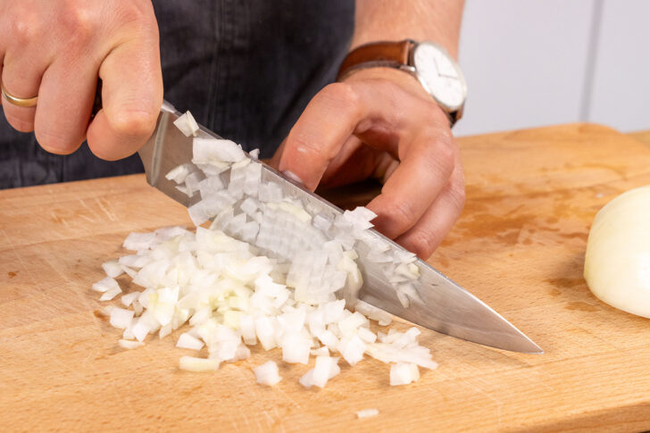 Zwiebel würfeln