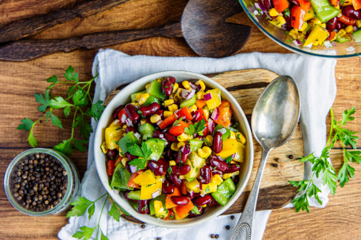 Bohnen-Mais-Salat mit Blattpetersilie garnieren