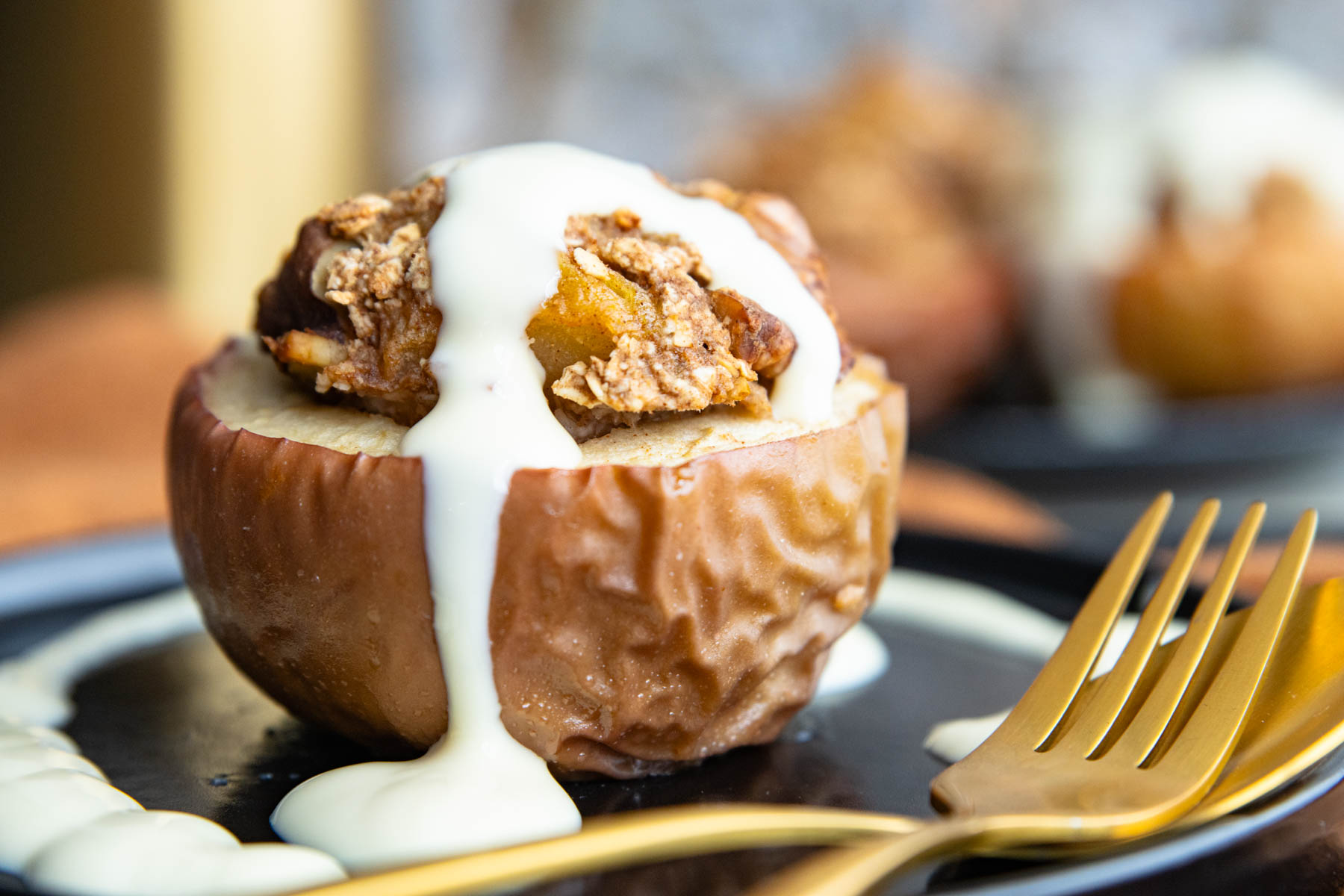 Klassischer Bratapfel mit Marzipan-Füllung Klassischer Bratapfel mit Marzipan-Füllung