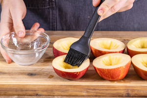 Äpfel mit Kokosöl einstreichen