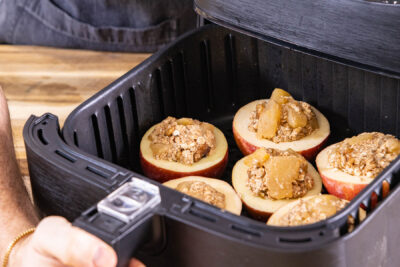 Bratäpfel mit Füllung in den Airfryer geben