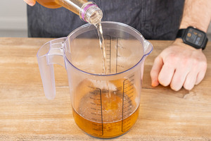 Apfelsaft und Ginger Ale abmessen
