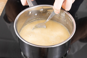 Apfelsaft und Ginger Ale unter die Sahne rühren