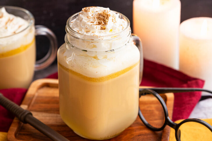 Butterbier nach Harry-Potter-Rezept mit Sahnehaube