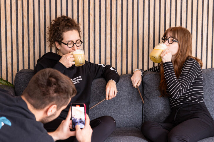 Butterbier nach Harry-Potter-Rezept trinken