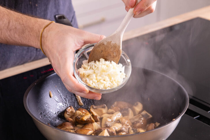Zwiebel & Knoblauch dazugeben
