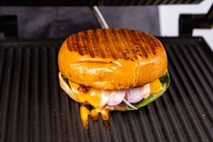 fertig gegrillter Cheeseburger vom Kontaktgrill