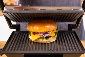 Cheeseburger im Kontaktgrill fertig grillen