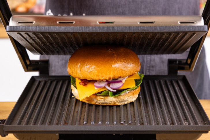 Cheeseburger im Kontaktgrill fertig grillen
