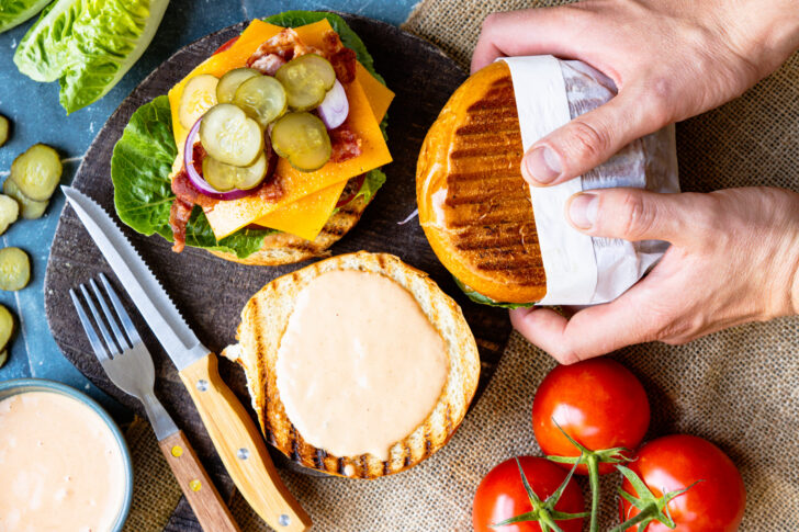 Cheeseburger vom Kontaktgrill top-down