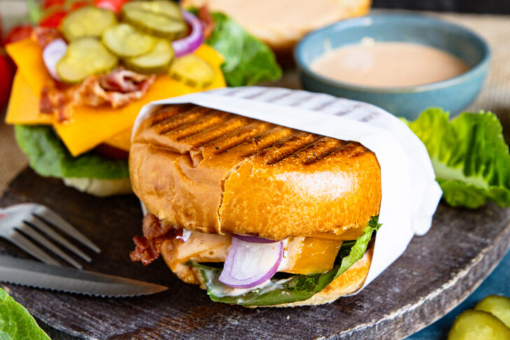 Cheeseburger vom Kontaktgrill