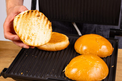 Burgerbrötchen-Innenseite im Kontaktgrill grillen