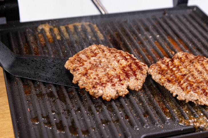 Burgerpattys vom Kontaktgrill nehmen