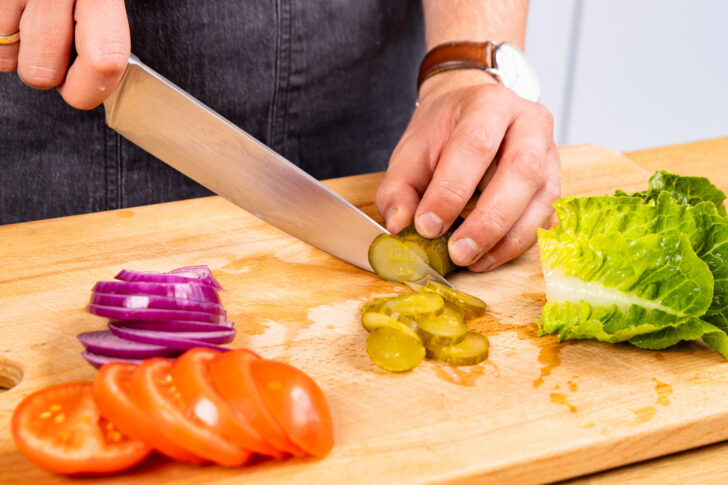 Tomaten, Zwiebel und saure Gurke schneiden