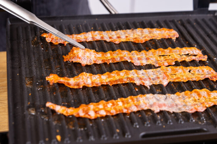 knusprigen Bacon vom Kontaktgrill nehmen