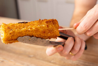 Cheesy Corndog auf ein Holzstäbchen spießen