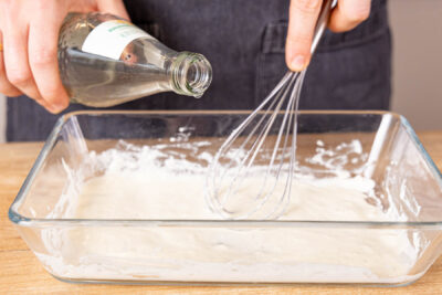 Mehl mit Mineralwasser, Salz und Pfeffer mischen