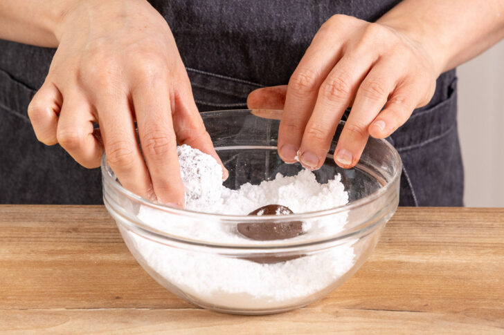 Crinkle Cookies in Puderzucker wälzen
