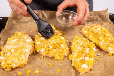 Crispy-Chicken mit Öl bestreichen