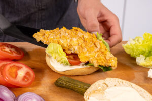 Fleisch auf den Burger legen