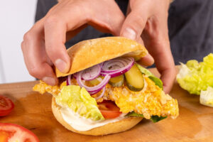 zusammengebauter Crispy-Chickenburger