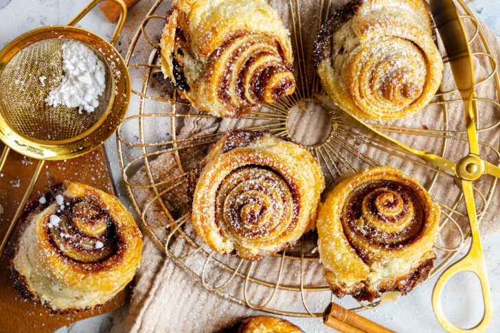 Cruffins mit fertigem Blätterteig und Puderzucker