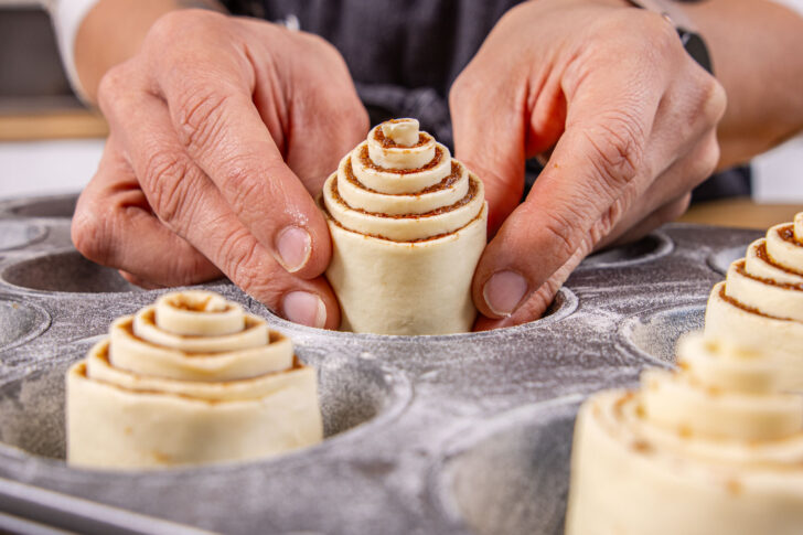 Cruffins in die Muffinform stellen