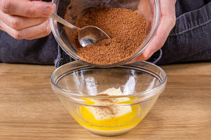 Zucker zur Butter geben
