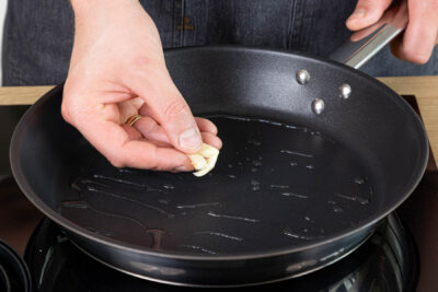 Knoblauch in der Pfanne anrösten