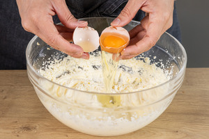 Eier dazugeben